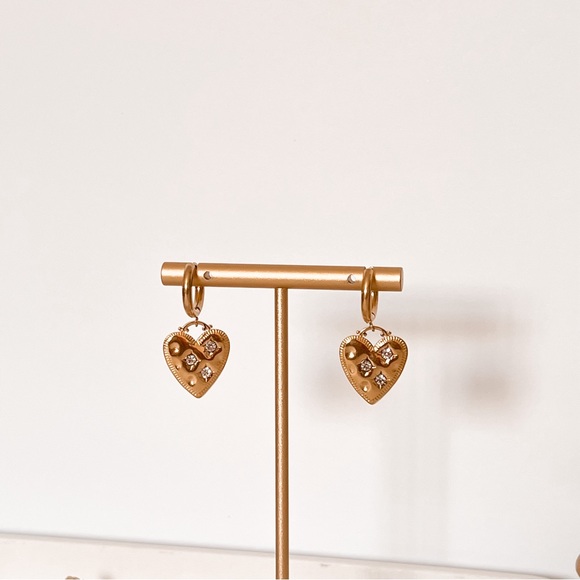 Louis Heart Earring - Picture 2 of 2